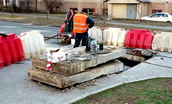 На перехресті Пікуса та Коцюбинського у Вінниці відновлюють покриття тротуару