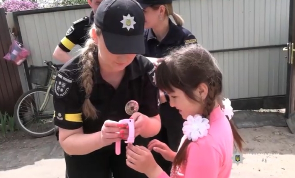 Вінницькі поліцейські подарували корисний презент дівчинці, яку розшукали