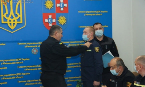 Рятувальник, який дістав чоловіка з дна колодязя на Вінниччині, отримав нагороду