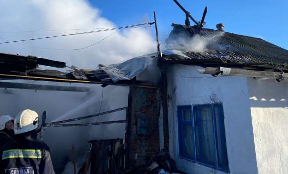 Рятувальники на Вінниччині загасили пожежі в гаражі та приватному будинку