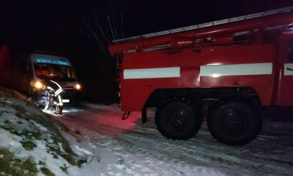 Рятувальники Вінниччини допомогли двом "швидким", які застрягли на дорогах