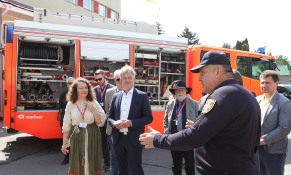 Рятувальники Вінниці у подарунок від Карлсруе отримали пожежну машину