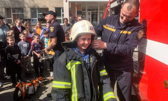 Рятувальники зустрілись із дітлахами в Теплику та Ладижині