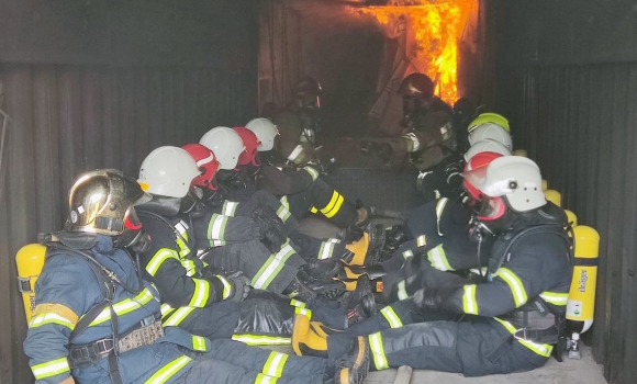 Рятувальників Вінниччини навчали гасити пожежі у замкнутому просторі