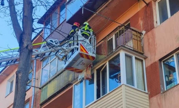 Рятувальникам довелося екстрено потрапити до однієї з квартир вінницької п'ятиповерхівки