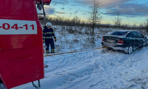 Рятувальники допомогли відбуксирувати авто зі снігових заметів у двох громадах Вінниччини