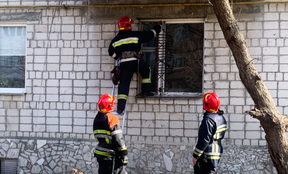 Рятувальники екстрено відчиняли квартири двох літніх вінничанок