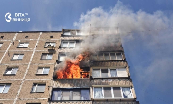 Рятувальники Вінниці загасили вогонь у дев’ятиповерхівці та старому будинку Рятувальники Вінниці загасили вогонь у дев’ятиповерхівці та старому будинку
