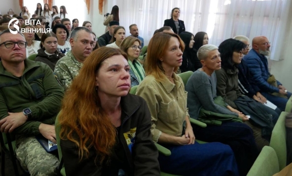 Рятували поранених у Бахмуті та оточених Олешках вийшла книга про 17 медиків-захисників з Вінниччини
