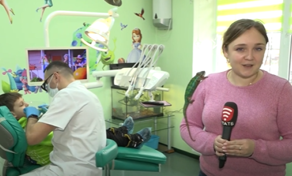 Один із вінницьких стоматологів не лише лікує без болю діткам зубки, а й влаштовує... зоотерапію