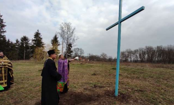 У селі Велика Бушинка Немирівського благочиння освятили хрест