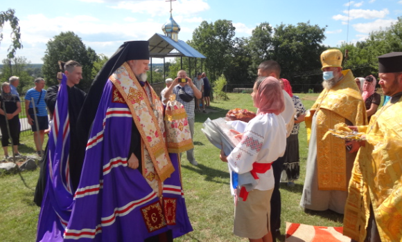 Новозбудовану дзвіницю храму у Селищі увінчали хрестом