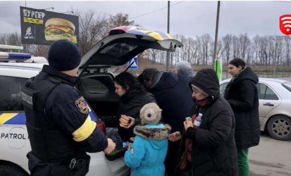 Серед вимушених переселенців - сім'ї поліцейських, які пліч-о-пліч із військовими захищають Україну