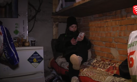 Як мешканці вінницької багатоповерхівки облаштовують свій підвал, який слугує укриттям