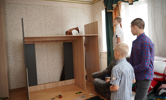 У Вінниці дитячий будинок сімейного типу продовжують оснащувати меблями