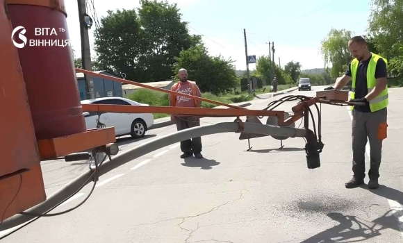 Секрет ідеальних доріг вінницькі комунальники розповіли про метод, що служить утричі довше
