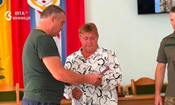 Сестра отримала посмертну нагороду загиблого захисника з Бершадщини