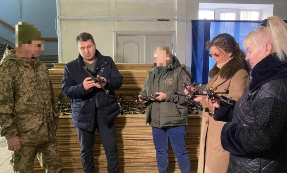 Ще 50 FPV-дронів в руках у оборонців Вінниця передала чергову допомогу на фронт