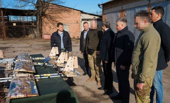 Ще 80 ударних БпЛА-камікадзе та пікап відправили на найгарячіші напрямки фронту з Вінниці