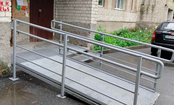Ще біля двох вінницьких багатоповерхівок встановили пандуси