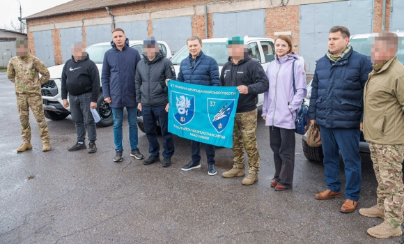 Ще чотири пікапи для евакуації та логістики передала Вінниця захисникам