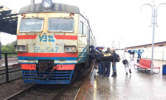 Щоб надати допомогу людині, у Козятині затримали відправлення електрички