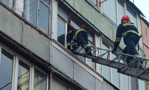 Щоб врятувати пенсіонера, який потребував меддопомоги, довелось викликати рятувальників