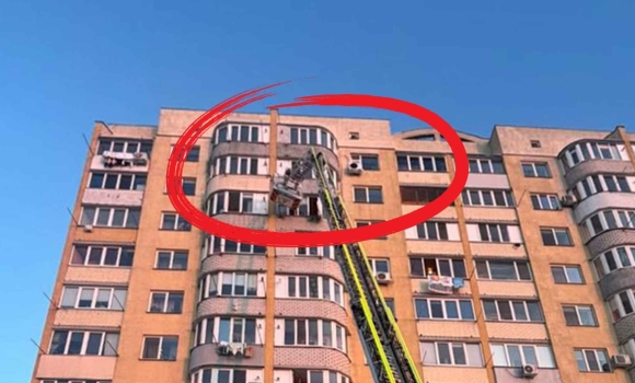 Щоб врятувати вінницького пенсіонера, добиралися до оселі через вікно восьмого поверху