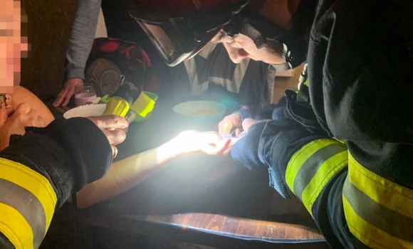 Щоб зняти обручку з пальця, вінничанці довелось викликати рятувальників