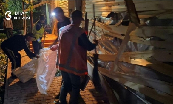Шість бригад латають дахи та закривають вікна плівкою ранок після атаки на Вінницю Шість бригад латають дахи та закривають вікна плівкою ранок після атаки на Вінницю