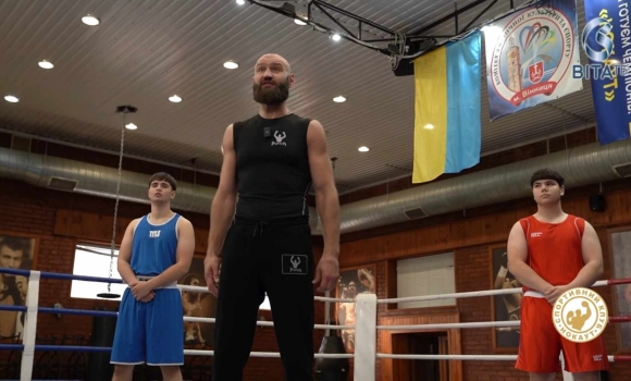 Школа боксу тренування з чемпіоном, професійним боксером, Романом Головащенком