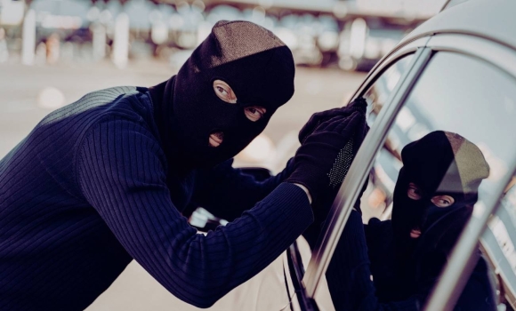 Сів у чуже авто, завів і поїхав з подвір'я на Вінниччині затримали автокрадія Сів у чуже авто, завів і поїхав з подвір'я на Вінниччині затримали автокрадія