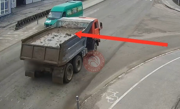 Склали протокол на водія вантажівки, який забруднив багном дорогу у Вінниці