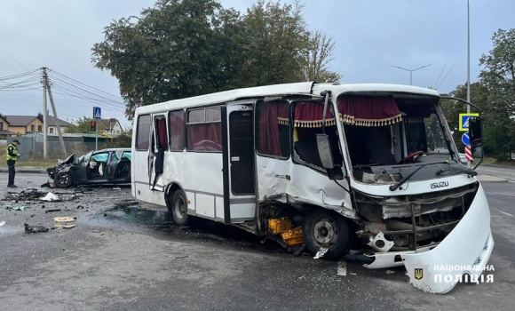 Skoda таранила автобус у ранковій аварії в Вінниці постраждали п’ять людей