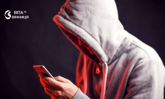 Смартфон в руках афериста — ілюстрація до крадіжки грошей у Жмеринці