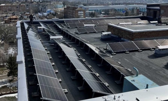 Сонячну електростанцію встановлюють на даху хірургічного корпусу Тульчинської лікарні