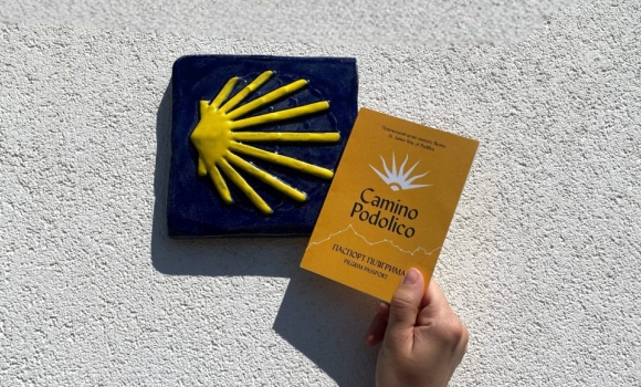 На костелі у Вінниці встановили сонячну мушлю - символ Шляху святого Якова