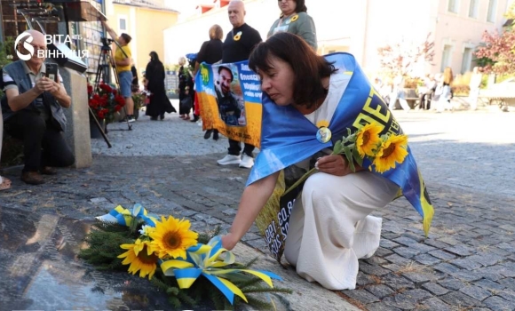 Соняхи як символ болю та вдячності у Вінниці вшанували пам’ять полеглих Захисників і Захисниць України Соняхи як символ болю та вдячності у Вінниці вшанували пам’ять полеглих Захисників і Захисниць України