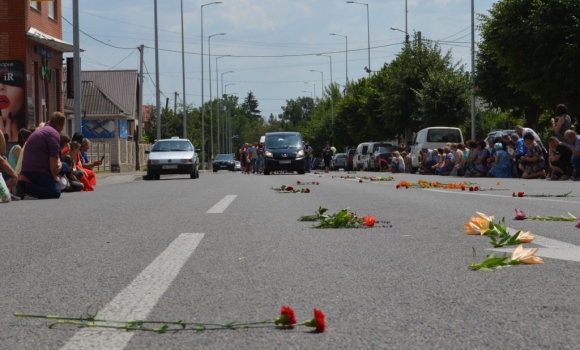 Сотні немирівчан навколішки попрощалися із загиблим захисником України