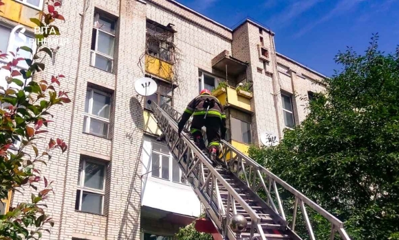 Соціальний працівник забив тривогу як рятували 76-річну пенсіонерку у Вінниці