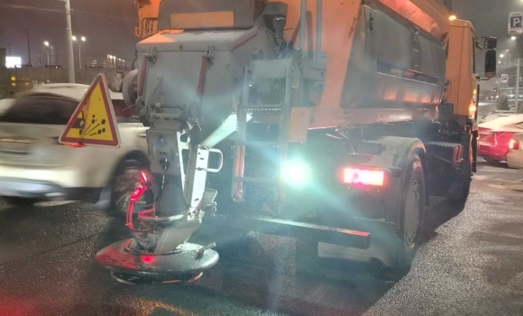 Спецтехніка продовжує обробляти вулиці Вінниці протиожеледними матеріалами