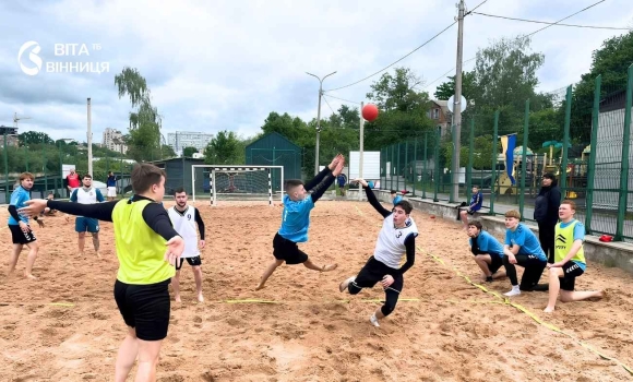 Спортивна візитівка міста чим дивував відкритий чемпіонат Вінниці з пляжного гандболу