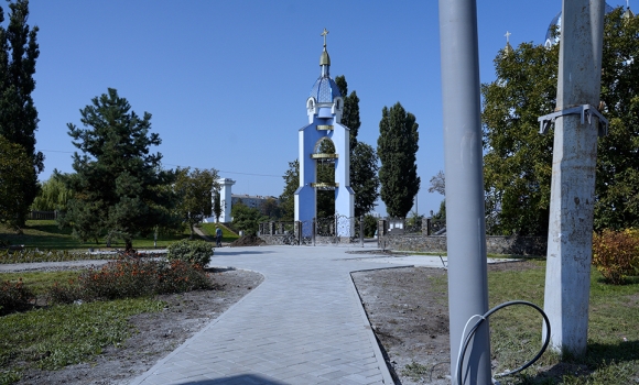 У Вінниці на місці, де встановлять перший в Україні пам'ятник Любомиру Гузару, кладуть плитку та монтуватимуть освітлення