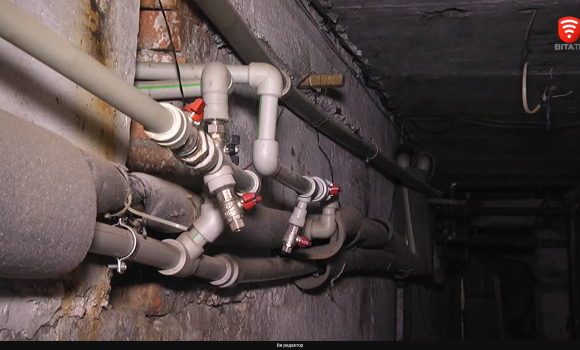 Старі чавунні труби замінюють на нові: у Вінниці ремонтують систему каналізування у багатоповерхівці