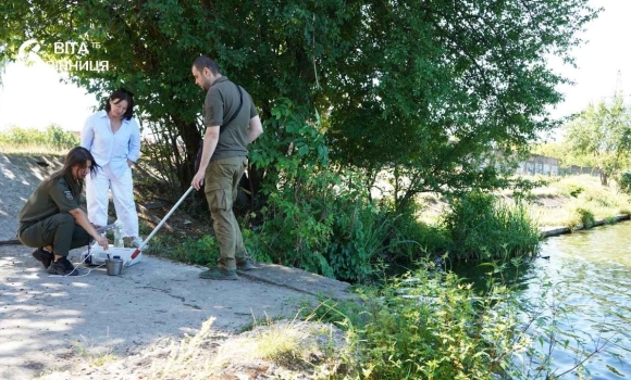 Стічні води можуть забруднювати став Поділля у Вінниці екологи та муніципалітет взяли проби води для дослідження Стічні води можуть забруднювати став Поділля у Вінниці екологи та муніципалітет взяли проби води для дослідження