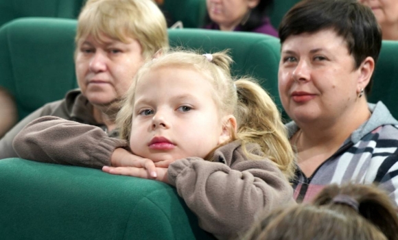 Сто щасливих усмішок для родин захисників та переселенців у Вінниці влаштували особливий кінопоказ