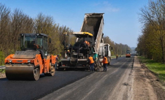 Стратегічна траса М-21 у фокусі на Вінниччині й по всій країні дорожники вийшли на рекордні темпи ремонту