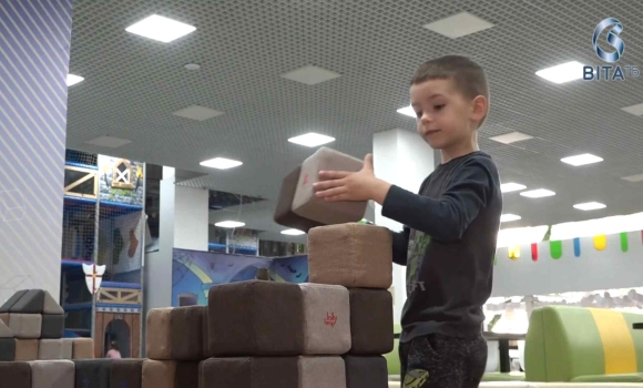 Стрибали на батутах та пірнали у сухі басейни Гуманітарний штаб організував розваги для малечі