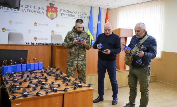 Стрижавська громада передала 20 FPV-дронів для воїна-земляка