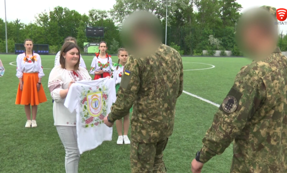 Студенти Вінницького педколеджу подарували вишиванку військовим